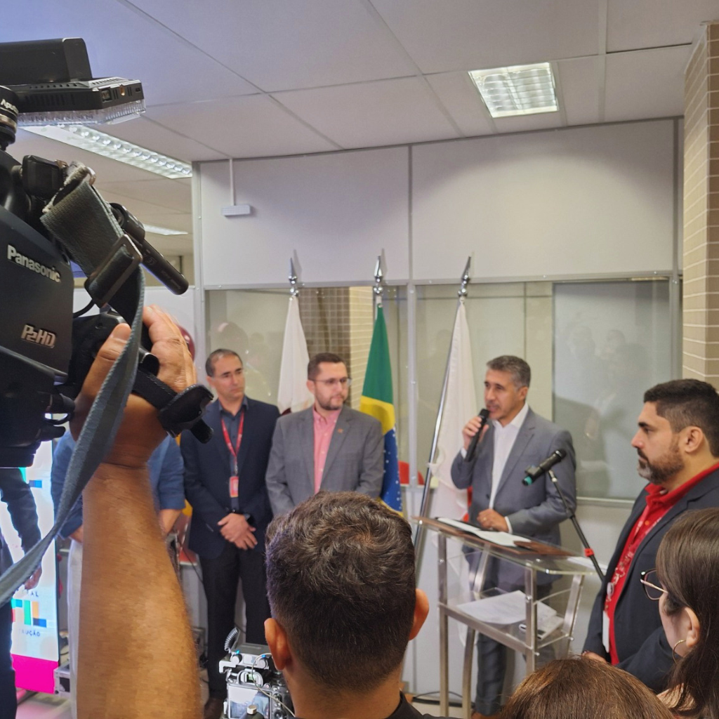 Discurso de abertura da nova agência com presença de autoridades locais, regionais e a equipe da Financiar BNB.