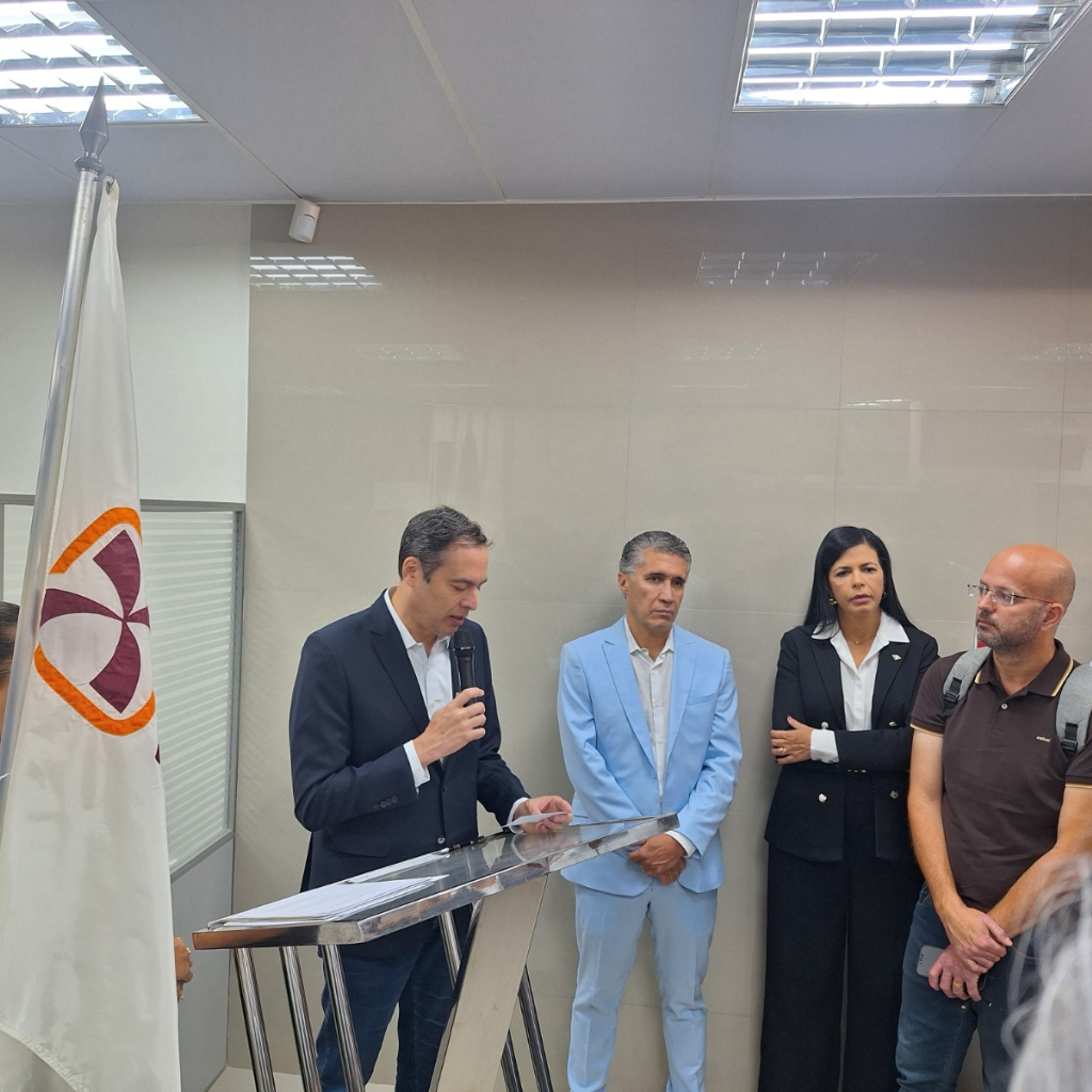 Discurso de abertura da nova agência com presença de autoridades locais, regionais e a equipe da Financiar BNB.